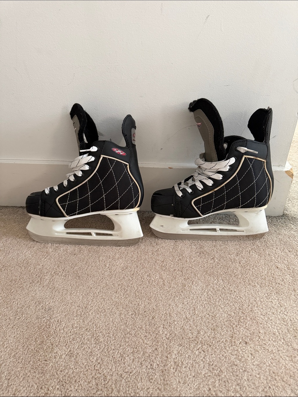Hespeler Youth Ice Skates Junior Size 6 White Blades US Size 7